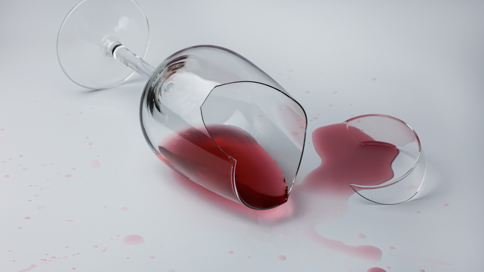 Conducen borrachos, inevitable impresión. Atropellan a Jubilados y chocan a la Industria Nacional